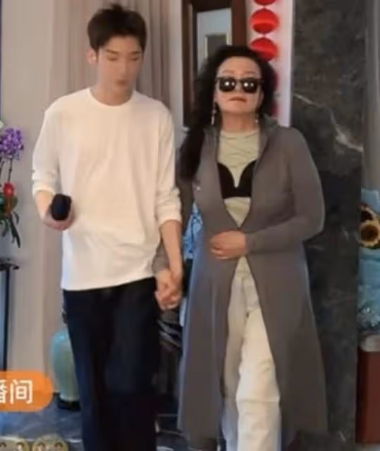 張蘭太敢了!直播模仿大S穿搭,還上架了內衣和胸貼,內涵滿滿