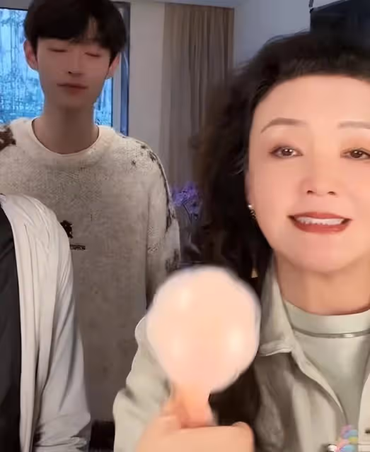 張蘭太敢了!直播模仿大S穿搭,還上架了內衣和胸貼,內涵滿滿