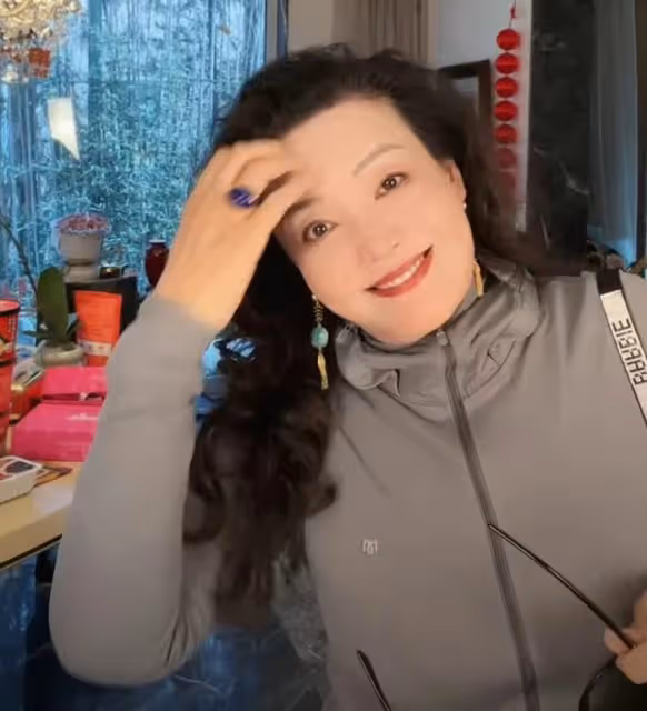 張蘭太敢了!直播模仿大S穿搭,還上架了內衣和胸貼,內涵滿滿