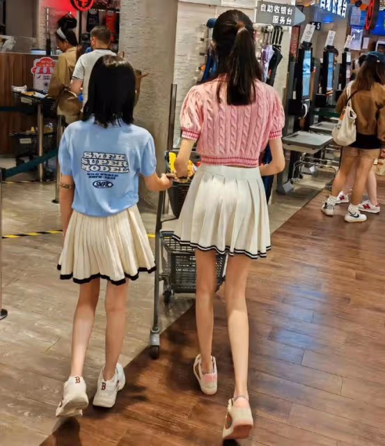 陸毅倆女兒跳舞，貝兒小葉子個頭出挑顏值高，越長越像好漂亮