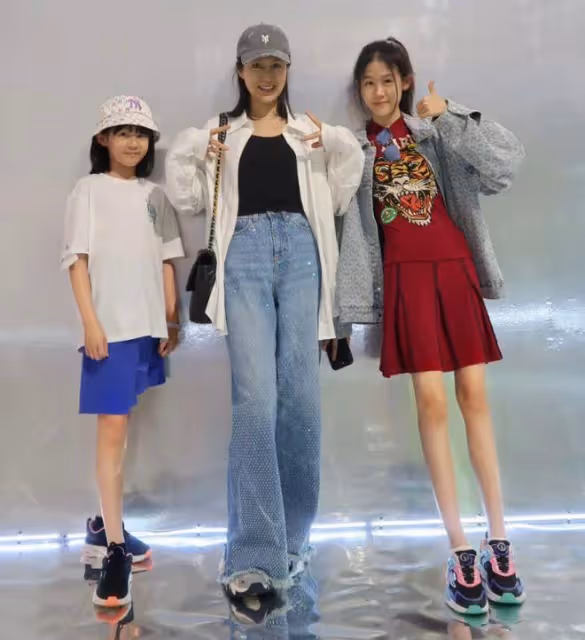 陸毅倆女兒跳舞，貝兒小葉子個頭出挑顏值高，越長越像好漂亮