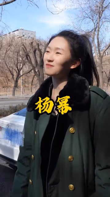 楊冪的粉絲吃的也太好了，曾經北電藝考第一，現在的北電考官