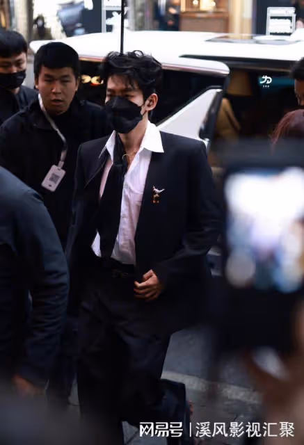 鄧為卷髮背頭造型驚艷，黑西裝宛如貴公子，佩戴高奢珠寶排面十足