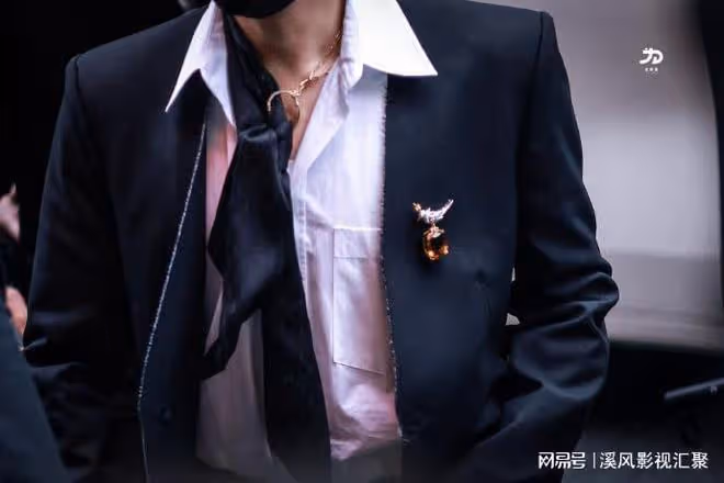 鄧為卷髮背頭造型驚艷，黑西裝宛如貴公子，佩戴高奢珠寶排面十足