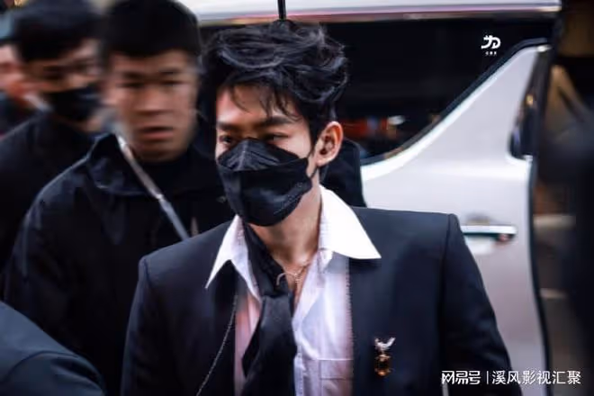 鄧為卷髮背頭造型驚艷，黑西裝宛如貴公子，佩戴高奢珠寶排面十足