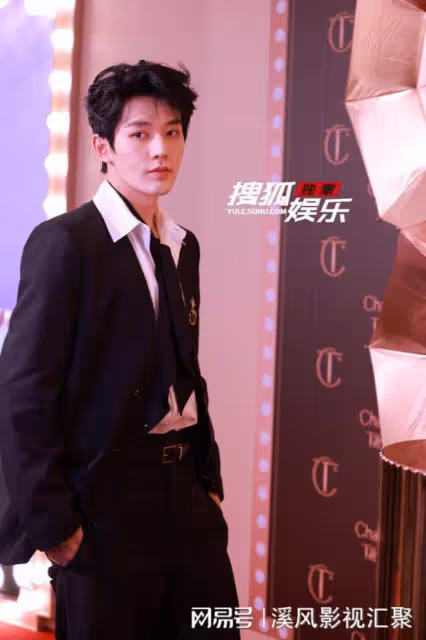 鄧為卷髮背頭造型驚艷，黑西裝宛如貴公子，佩戴高奢珠寶排面十足