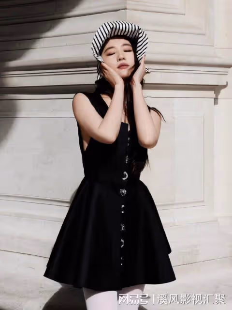 劉亦菲巴黎時裝周造型曝光，白絲小黑裙溫柔，和谷愛凌同框超養眼