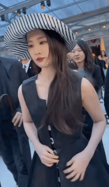 劉亦菲巴黎時裝周造型曝光，白絲小黑裙溫柔，和谷愛凌同框超養眼