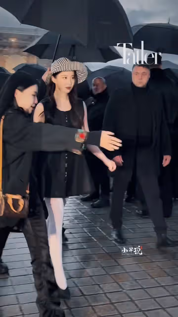 劉亦菲巴黎時裝周造型曝光，白絲小黑裙溫柔，和谷愛凌同框超養眼