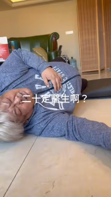 59歲林雪健康令人擔憂!體重飆升至近300斤,客廳運動表情痛苦