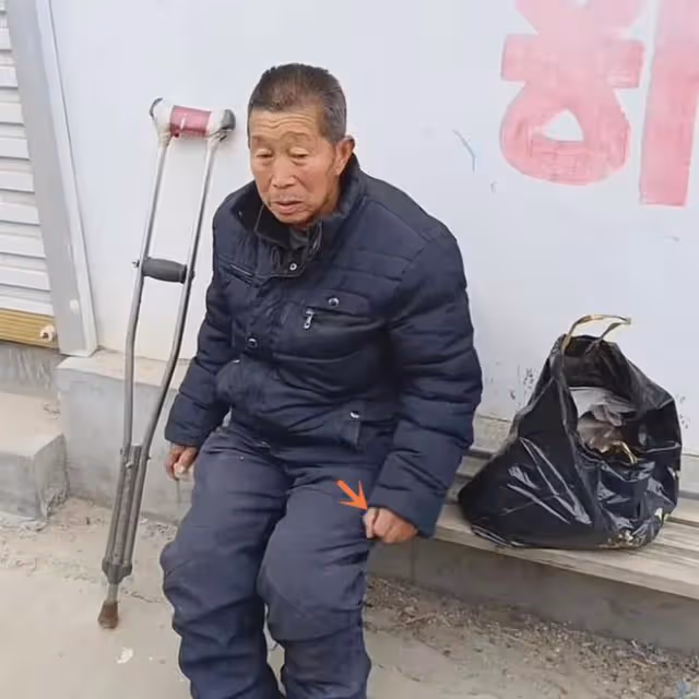 大衣哥又遭道德綁架!拄拐老人索要5萬,細節被扒疑背後有團隊