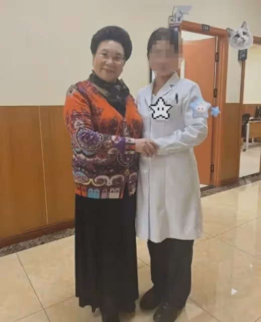 笑死!秦昊陪媽媽體檢,媽媽成全場焦點眾人求合影,秦昊被晾一邊