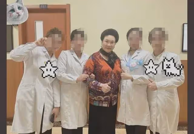 笑死!秦昊陪媽媽體檢,媽媽成全場焦點眾人求合影,秦昊被晾一邊