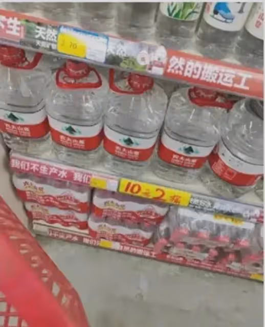 瘋狂!2元的農夫山泉,降價至九毛八仍難賣,娃哈哈經銷商談現狀