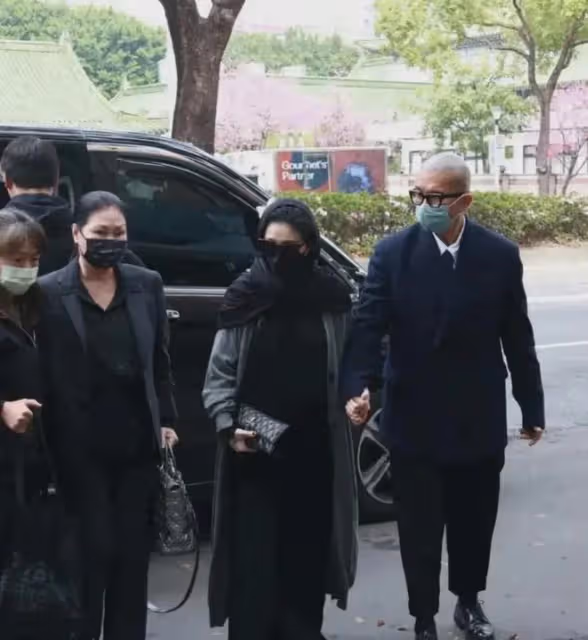 徐熙嫻出席許慶祥葬禮很得體,攙扶黃春梅,不像大S帶老公秀恩愛