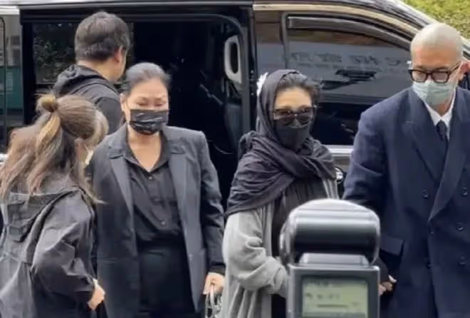 徐熙嫻出席許慶祥葬禮很得體,攙扶黃春梅,不像大S帶老公秀恩愛
