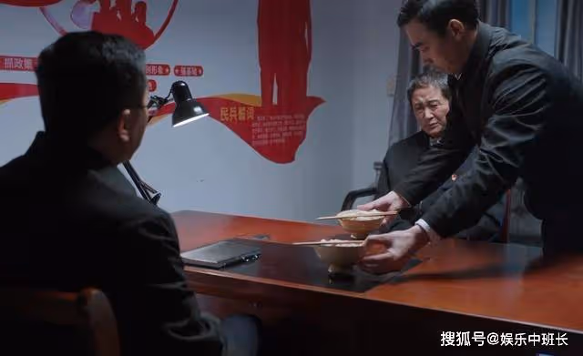 《江河日上》嚴哲演技大爆發!一碗面的怒吼,差點要了村領導的小命