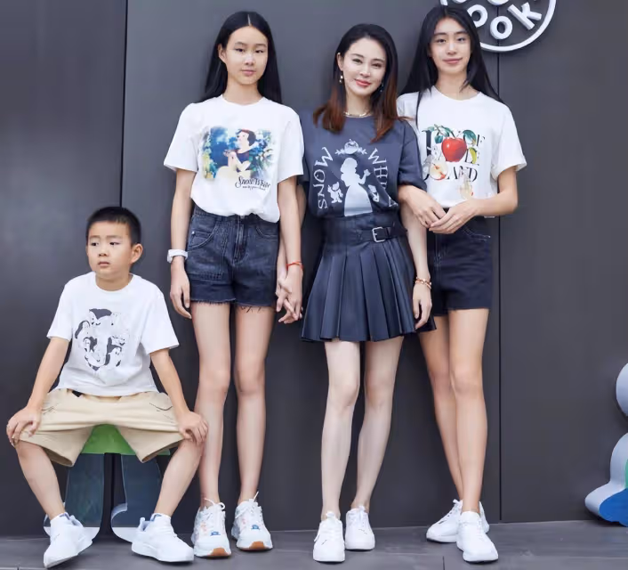 佟大為親吻太太為其慶生,8歲兒子長相似爸爸,董璇母女登門道賀