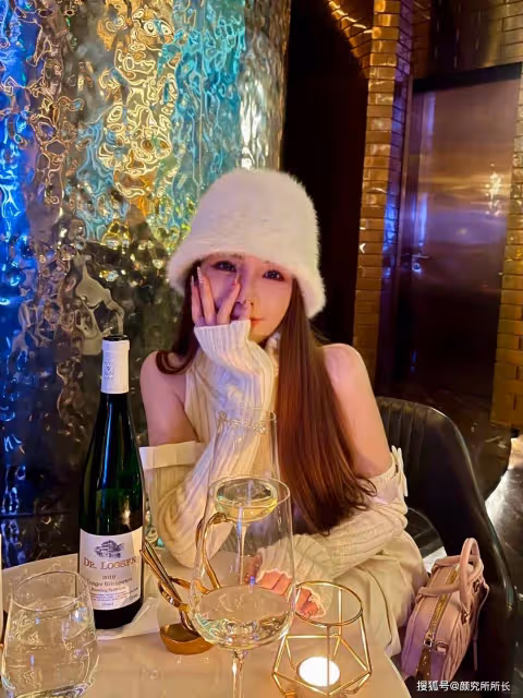 19歲極品尤物少女時尚穿搭:米色針織外套 盡顯柔美與優雅