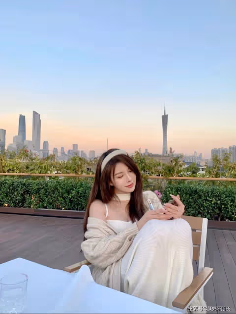 19歲極品尤物少女時尚穿搭:米色針織外套 盡顯柔美與優雅