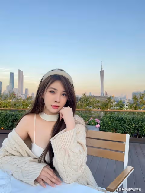 19歲極品尤物少女時尚穿搭:米色針織外套 盡顯柔美與優雅