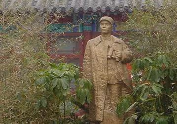 抗日戰爭時,他是投降日寇的八路軍最高將領,後被槍斃