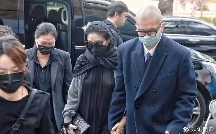 張蘭直播模仿前兒媳葬禮穿搭，網友實在看不下去，說話難聽