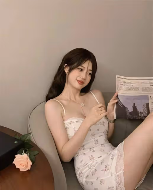 白色弔帶連衣裙,甜美與性感完美融合,展現出女性的魅力