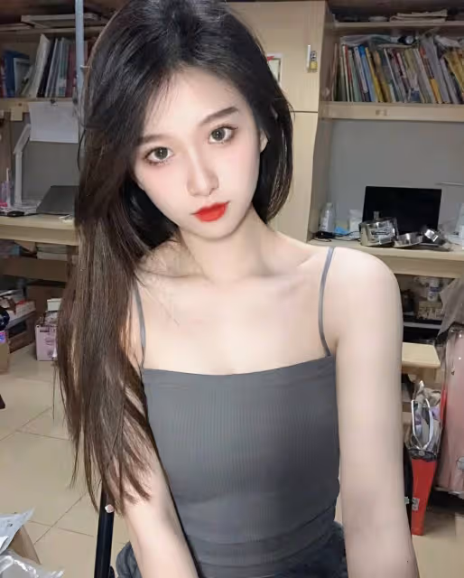 從宿舍到街頭:弔帶背心如何打造純欲風格