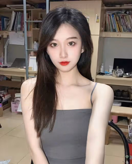 從宿舍到街頭:弔帶背心如何打造純欲風格