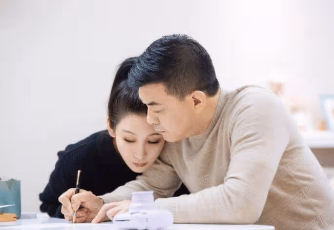 《妻旅5》秦海璐太會撒嬌了,王新軍為其換鞋,周圍有一群檸檬精
