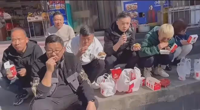 樸素!於東來帶團隊外出考察,坐路邊吃肯德基,老婆的鞋成了亮點