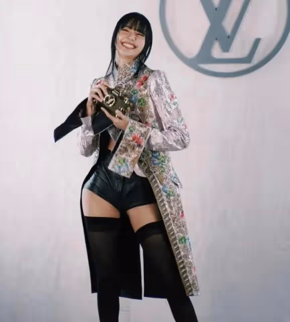Lisa被指豐臀過度,盲目追求歐美風比例失調,還沒得到豪門男友承認