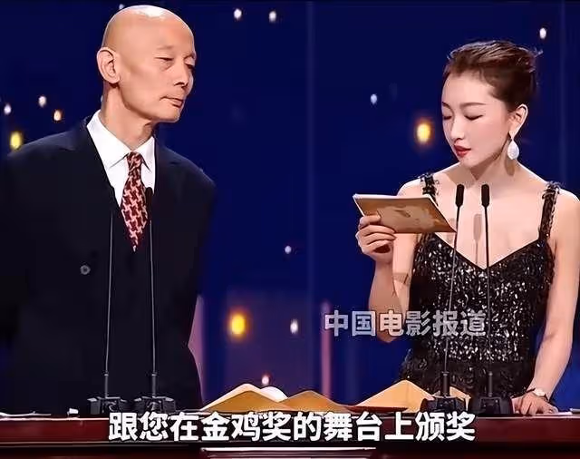 周冬雨時裝周被曝耍大牌!遭富婆公開點名吐槽:全程臭臉不配合