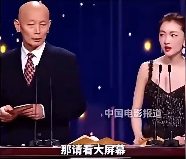 周冬雨時裝周被曝耍大牌!遭富婆公開點名吐槽:全程臭臉不配合