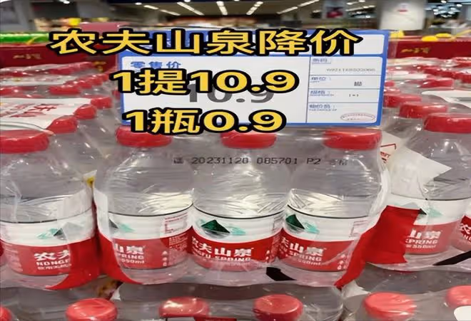 瘋狂!2元的農夫山泉,降價至九毛八仍難賣,娃哈哈商家談現狀