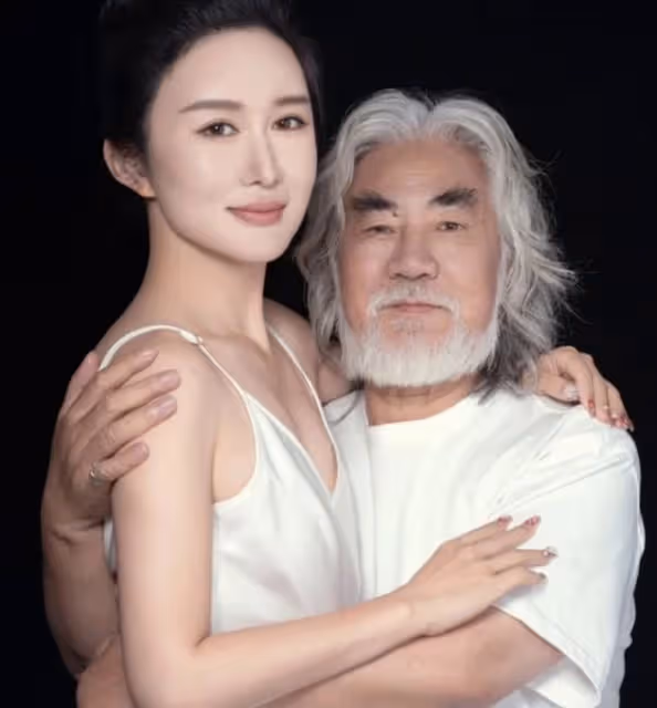 72歲張紀中再當爹,42歲嬌妻杜星霖官宣四胎,曬彩超已懷孕50天