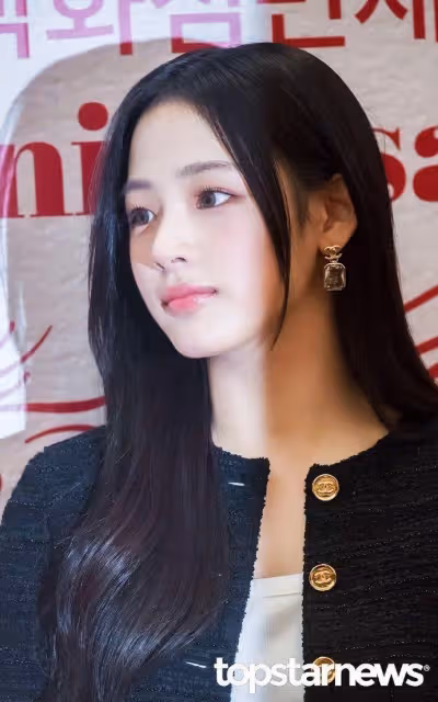 韓國知名女星，被選為第22屆韓國選舉宣傳代言人，她的顏值被稱讚