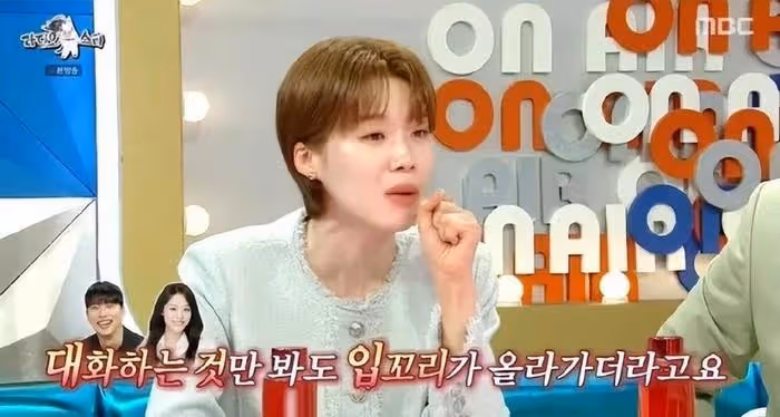 他坦言，和女明星戀愛，太想炫耀了，身邊朋友的鼓勵和支持很感動