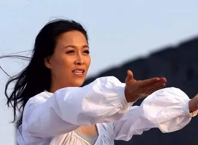 57歲那英回歸！素顏微笑狀態很好，露面的她瘦了很多​