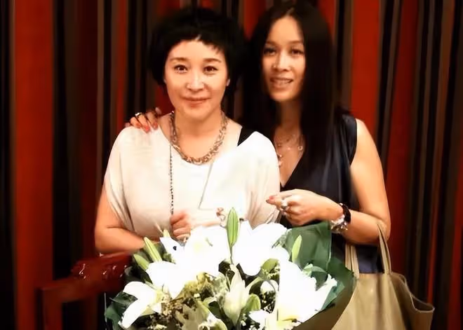 57歲那英回歸！素顏微笑狀態很好，露面的她瘦了很多​