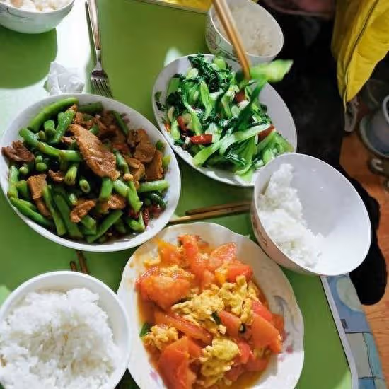 今天三姨請吃飯,卻沒有請我,舅媽叫我一起去,我:算了我自己吃