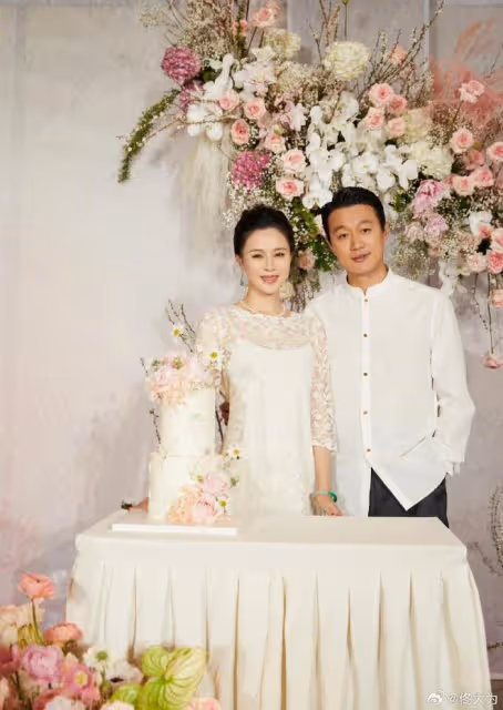 佟大為曬照為老婆慶生,夫妻穿情侶裝親吻,45歲關悅容貌身材極佳