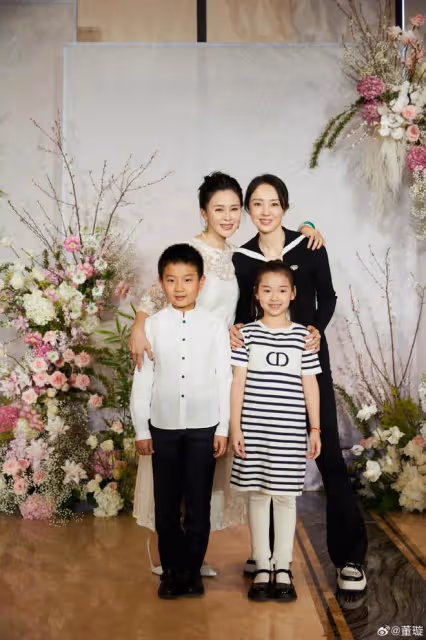 佟大為曬照為老婆慶生,夫妻穿情侶裝親吻,45歲關悅容貌身材極佳