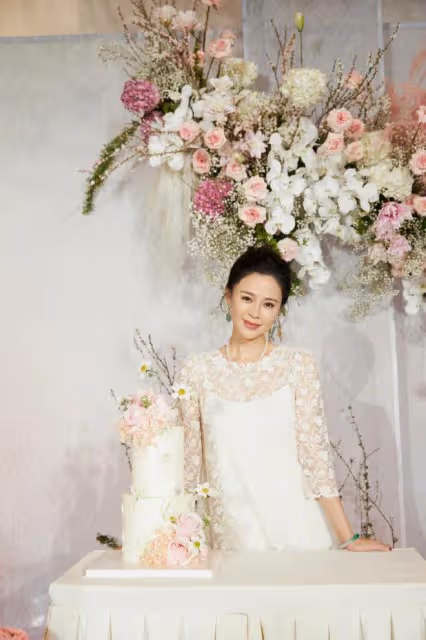 佟大為曬照為老婆慶生,夫妻穿情侶裝親吻,45歲關悅容貌身材極佳