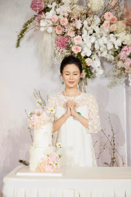 佟大為曬照為老婆慶生,夫妻穿情侶裝親吻,45歲關悅容貌身材極佳