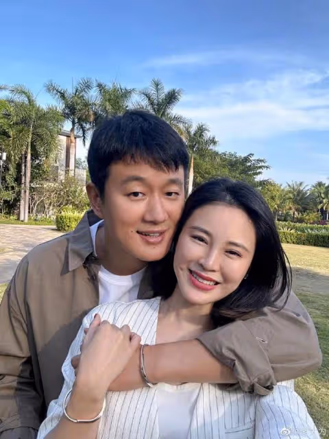 佟大為曬照為老婆慶生,夫妻穿情侶裝親吻,45歲關悅容貌身材極佳
