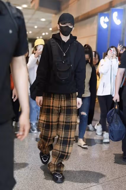 蔡徐坤的舞台和私服穿搭反差很大,格子褲配工裝馬甲,超有型