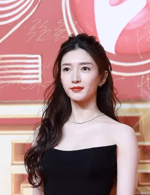 江疏影的身材真「有料」,一襲黑裙秀出嫵媚身姿,看著好有女人味
