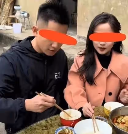 重慶小伙帶相親對象回家,看著對方給他夾的菜偷笑:這門婚事穩了
